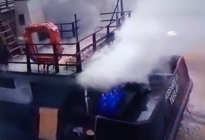 Desesperado, homem pula em rio para escapar de incêndio em empurrador no Amazonas