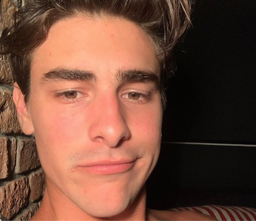 Ex de Sasha, Bruno Montaleone, posa sem camisa e fãs questionam: ‘cadê o umbigo?’