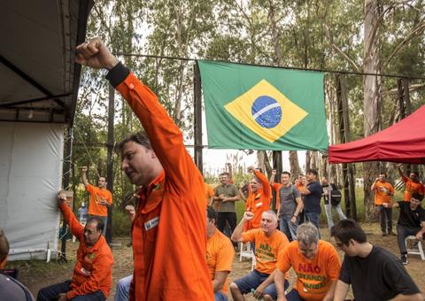 Justiça manda Petrobras suspender demissões em fábrica no Paraná