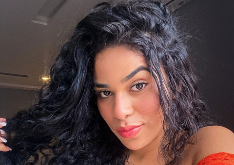 Ex-BBB Elana Valenaria aposta em biquíni neon e sensualiza na praia