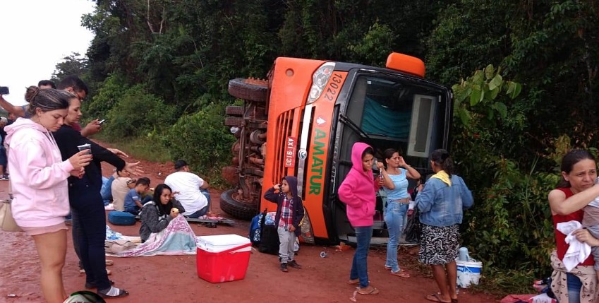Motorista tenta desviar de cratera e ônibus tomba com passageiros na Transamazônica 
