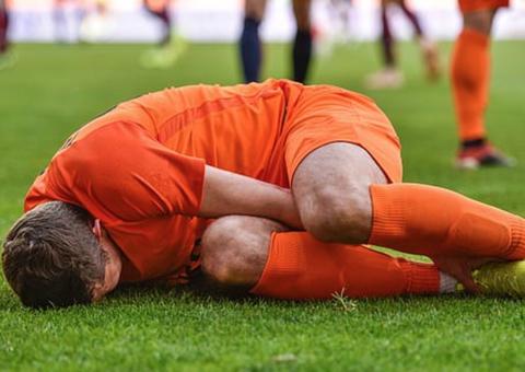 Jogador de futebol é suspenso por cinco anos após morder pênis do adversário 