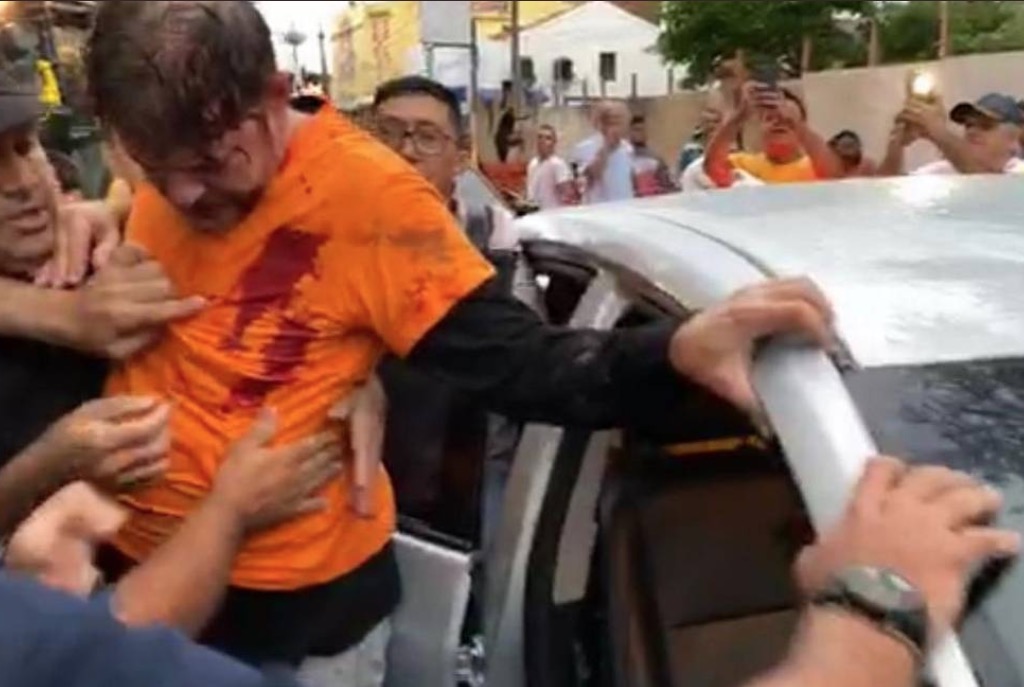 Vídeo: Cid Gomes é baleado ao tentar furar bloqueio policial com retroescavadeira