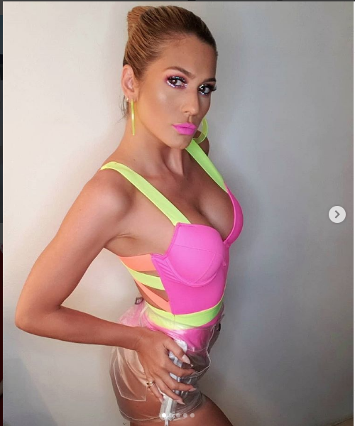 Ousada, Lívia Andrade mostra bumbum em look transparente para curtir carnaval