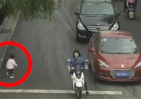 Impressionante: Menina de 2 anos é atropelada por dois carros e sai ilesa; Veja vídeo 