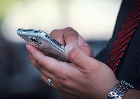 Homem é preso após decepar mão do filho viciado em pornografia 