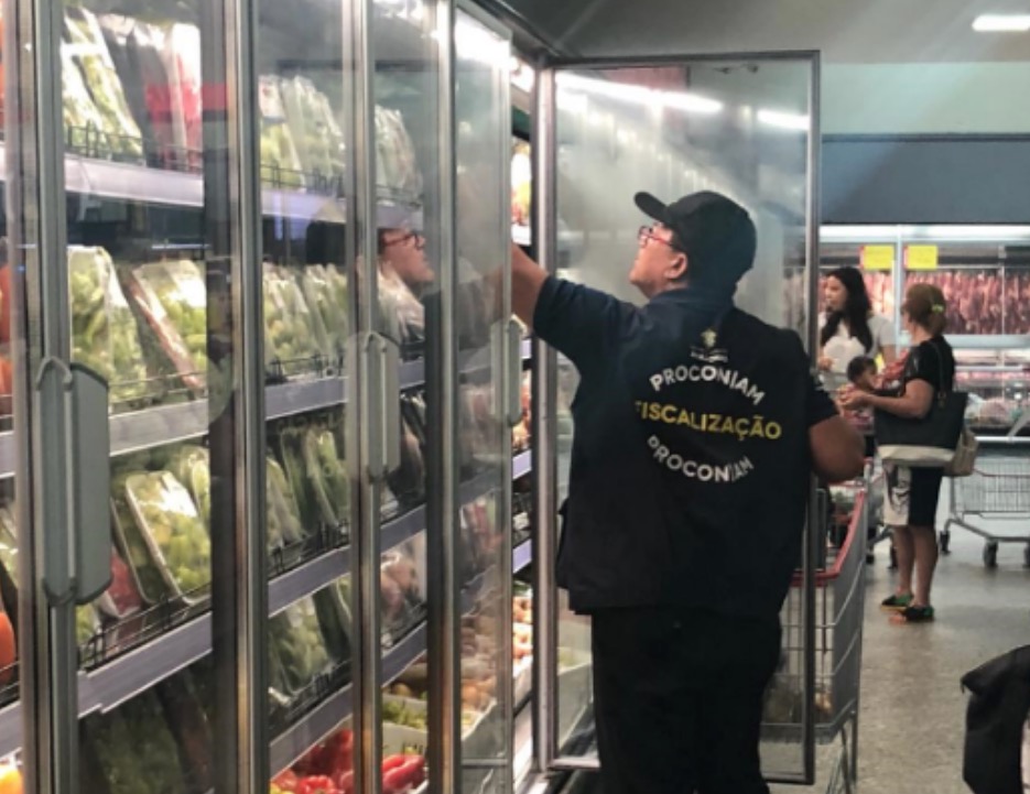 Procon Manaus apreende alimentos vencidos do supermercado DB