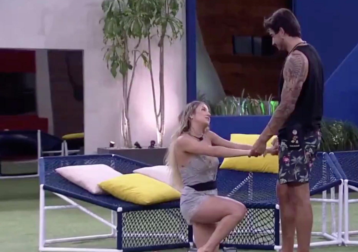 BBB20 Gabi pede Guilherme em namoro mais uma vez e internautas detonam: 'cena vergonhosa'