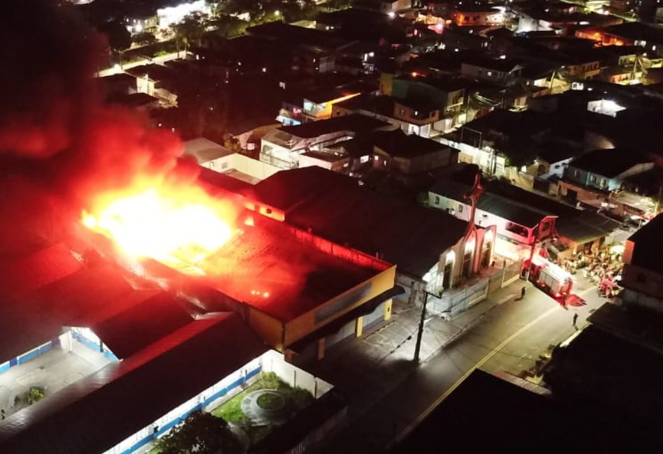 Imagens aéreas mostram fogo ‘engolindo’ antiga Esplanada  em Manaus