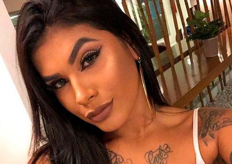 Pocah aposta em biquíni neon e sensualiza na praia