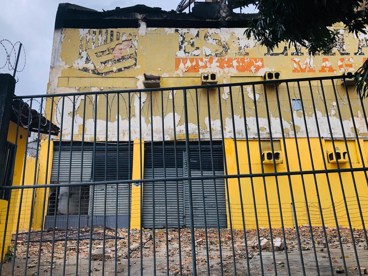 Mais de 12h após incêndio, bombeiros ainda tentam resfriar ruínas da antiga Esplanada