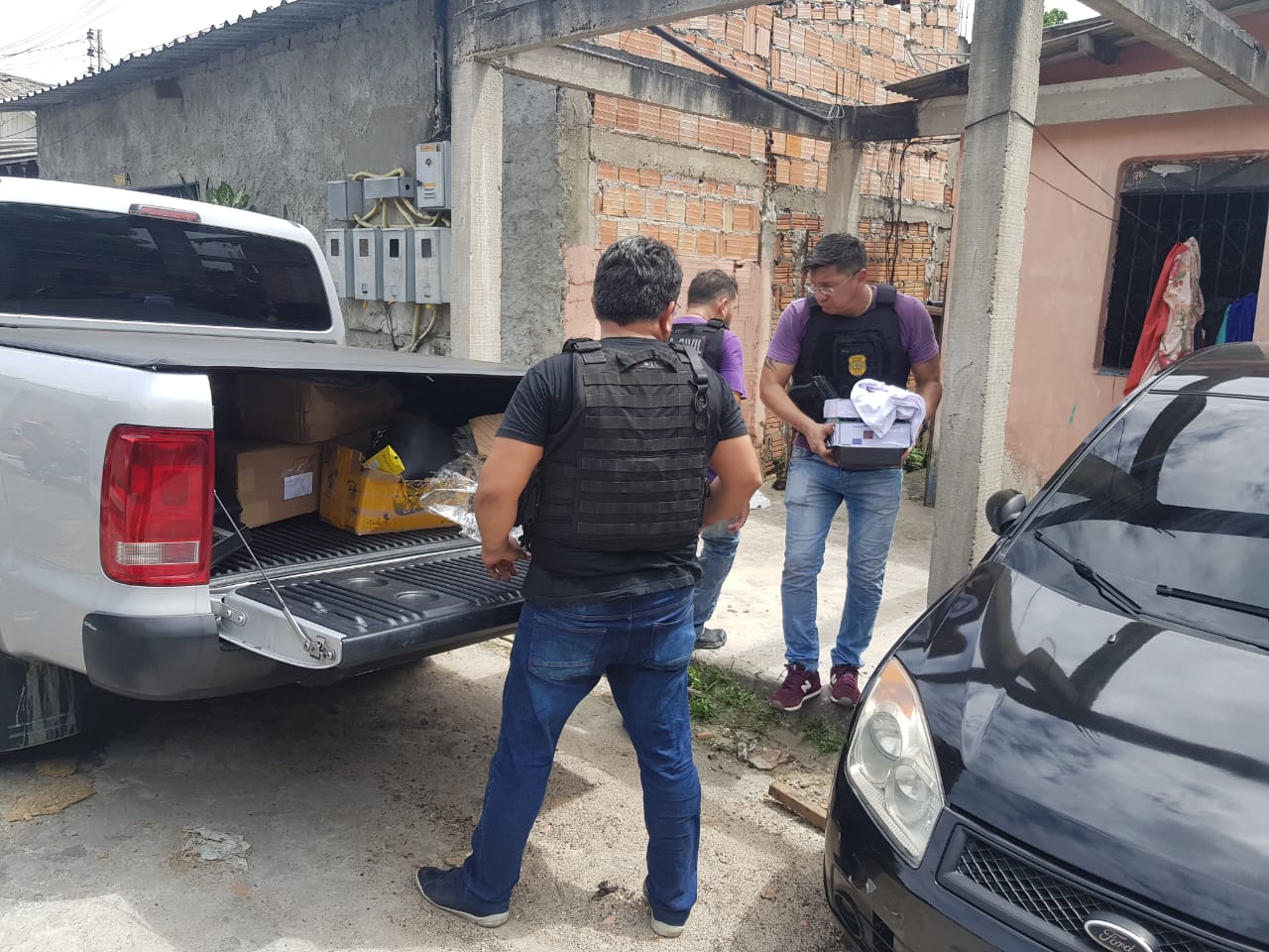 Trio rouba carro dos correios, troca tiros com a polícia e acaba preso em Manaus 