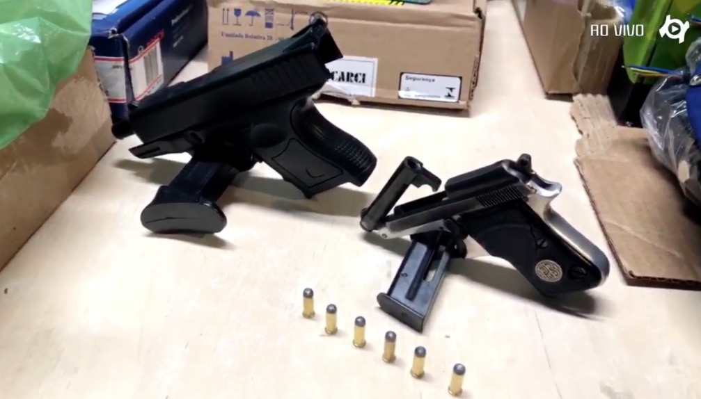 Homem cai de telhado e tenta fazer família refém após assaltar furgão dos Correios em Manaus 