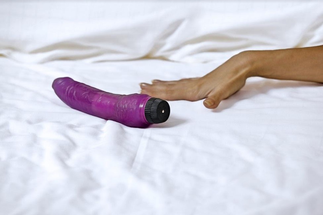 Terapeuta tântrica dá dicas para o autoconhecimento do corpo usando vibrador