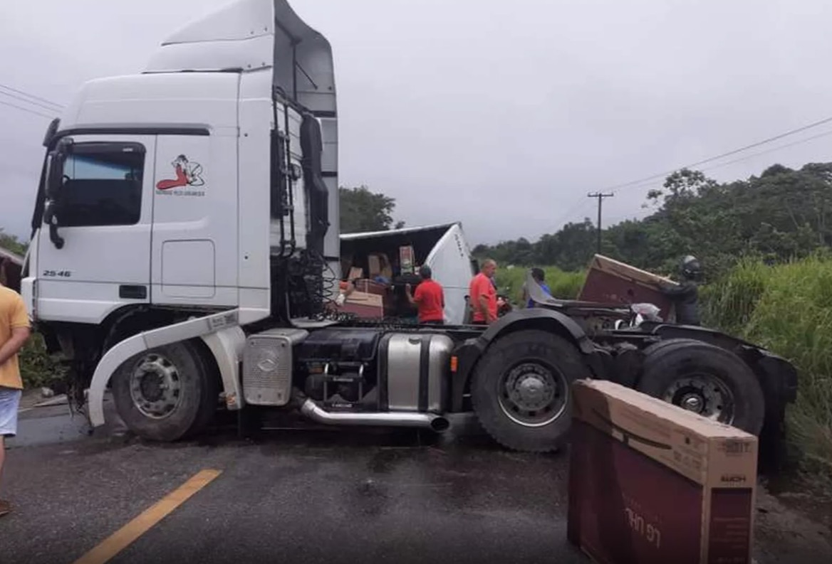 Populares saqueiam 399 TVs após acidente com carreta que saiu de Manaus; veja vídeo