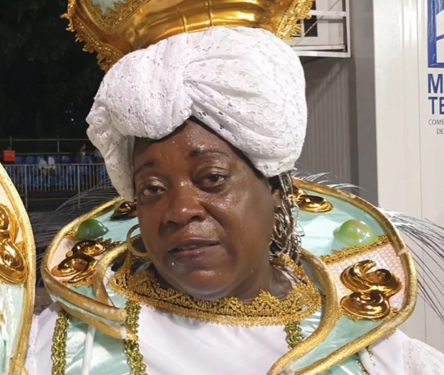 Aos prantos, ala das baianas desfila sem saia: 'desrespeito'