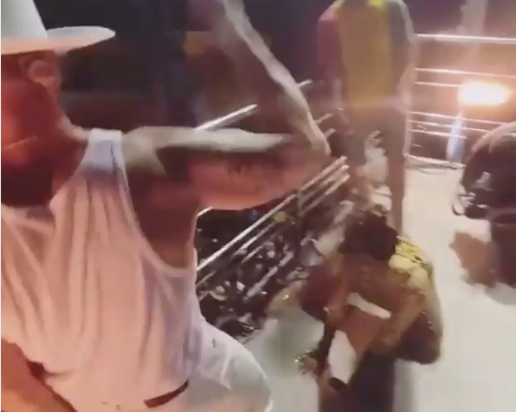 Anitta fica de quatro no trio elétrico e ‘pulsa’ bumbum; Veja vídeo 