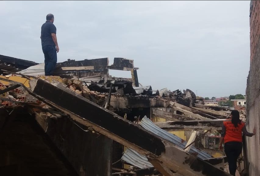 Esplanada terá de demolir prédio atingido por incêndio em Manaus