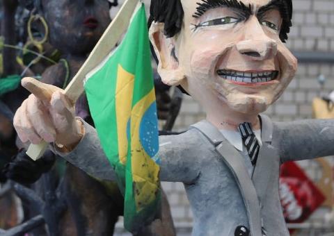 Bolsonaro sorridente botando fogo na Amazônia é destaque de carnaval na Alemanha