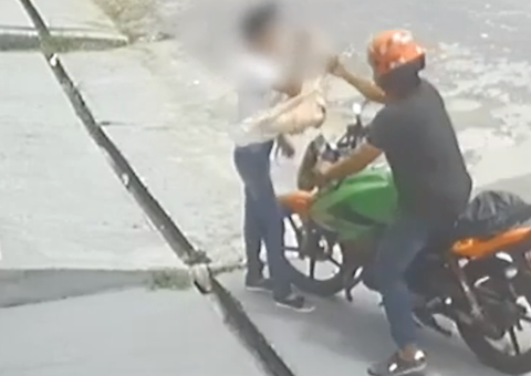 Vídeo mostra homem disfarçado de mototaxista assaltando jovem em Manaus 