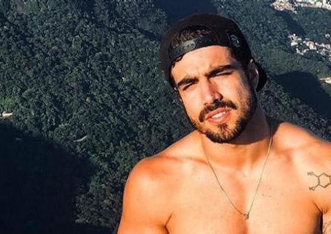 Caio Castro posa sem camisa e fãs enlouquecem: 'Feminino de centavo'