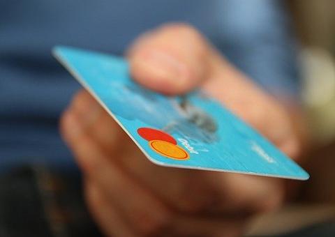 Fuja dos principais golpes com o cartão de crédito no Carnaval