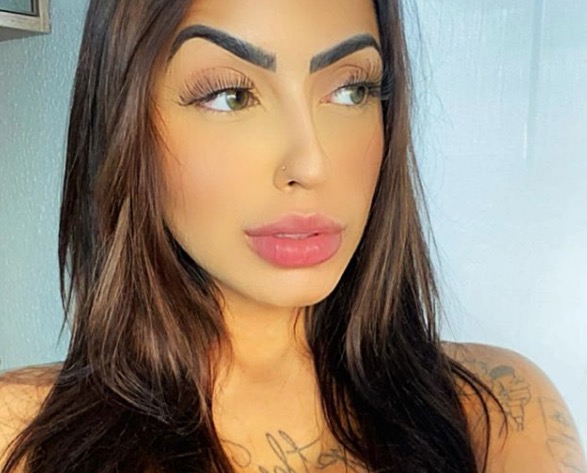 Mc Mirella canta 'te amo piranha' para moradores de rua e vídeo viraliza na internet