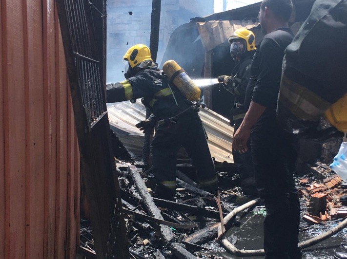 Incêndio se espalha e destrói cerca de dez casas em Manaus; veja imagens