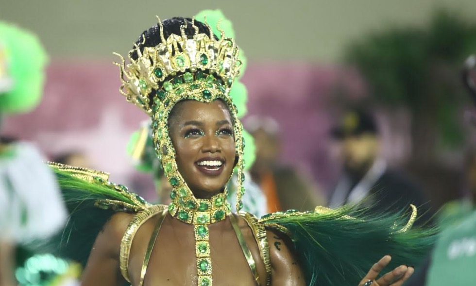 De fio-dental cavadérrimo, Iza surge besuntada na Sapucaí e dá 'surra de perfeição'