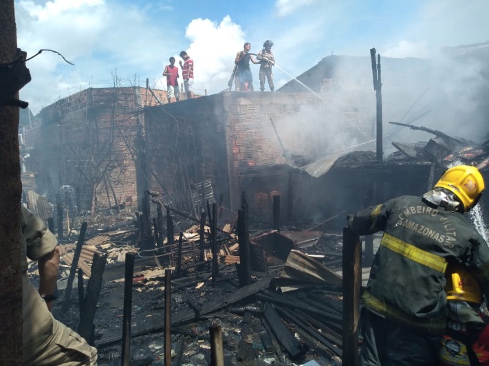 Sobe para 12 o número de casas destruídas por incêndio em Manaus; Prefeitura auxilia vítimas