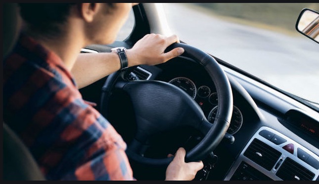 Após vomitar em carro, homem decide não pagar corrida de app e chora ao ser preso em Manaus
