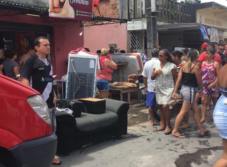 Em ato de desespero, moradores usaram água de igarapé poluído para apagar incêndio em Manaus