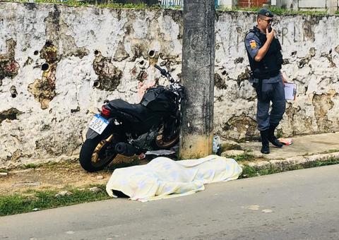 Ao dormir na direção, vigilante morre ao colidir motocicleta em poste de Manaus 