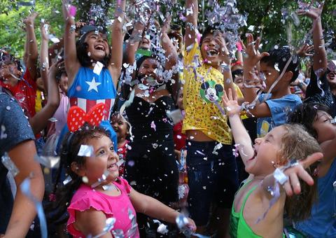 Batalha de confetes encerra Carnaval infantil em Manaus