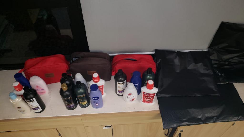 Família é presa no aeroporto ao transportar 19kg de cocaína em embalagens de shampoo