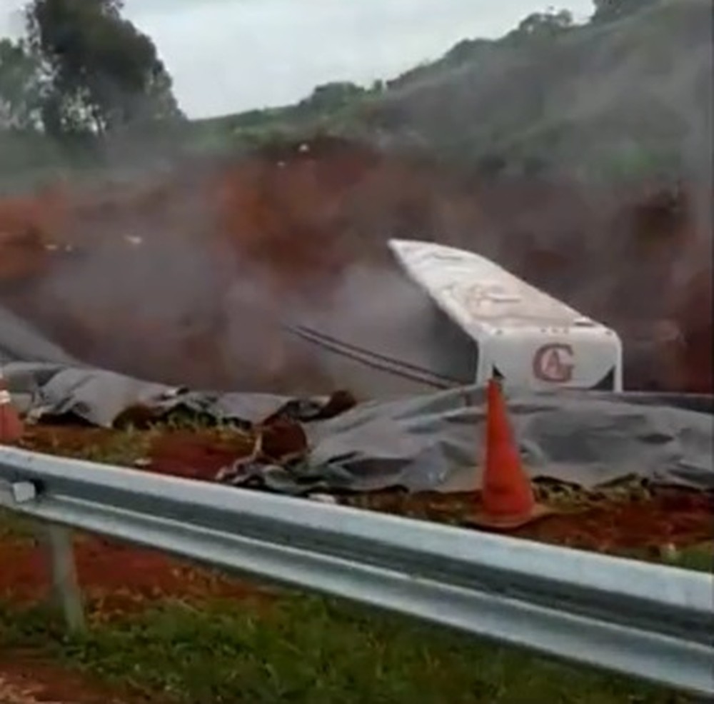 Motorista morre após ônibus invadir trecho interditado e cair em cratera