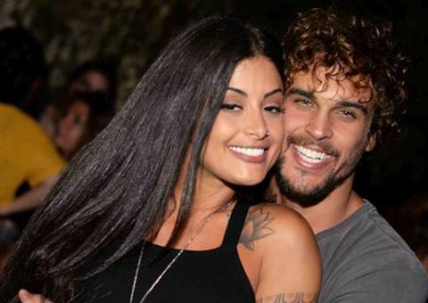 Com torcida especial, Felipe Roque prestigia estreia de Aline Riscado na Sapucaí