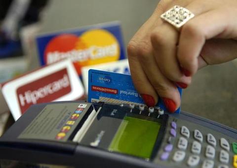 Bancos passam a cobrar câmbio do dia da compra com cartão