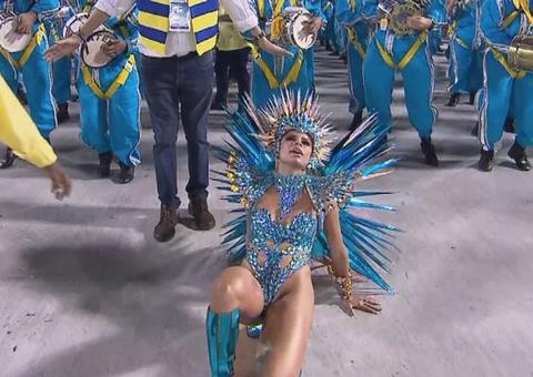 Estreando como rainha de bateria, Lexa leva tombo histórico na avenida; veja vídeo