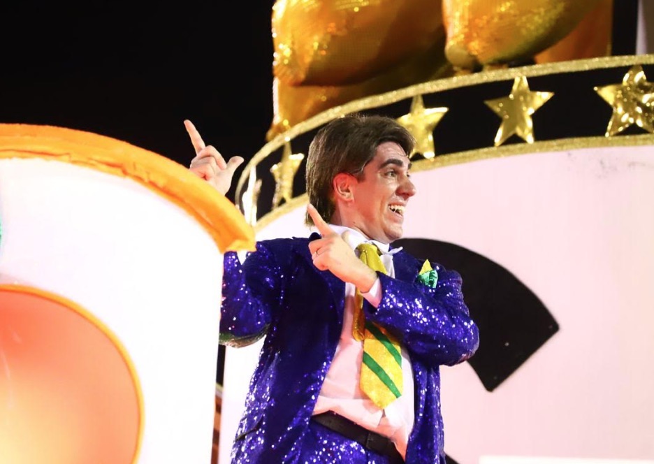 Marcelo Adnet satiriza Bolsonaro em desfile da São Clemente e comentarista cai na gargalhada