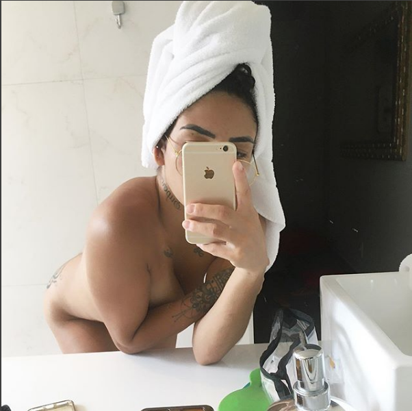 Thalyta Santos, mulher de Pepê, da dupla com Nenem, faz selfie provocante e impressiona