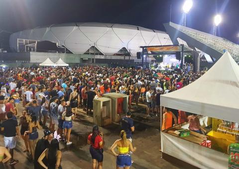 Homenageando Elba Ramalho, Banda do Galo leva multidão ao sambódromo, em Manaus