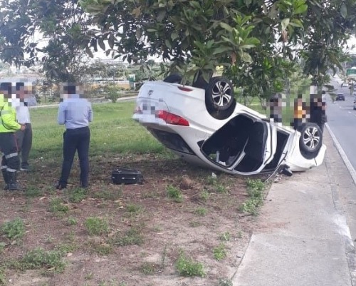 Em Manaus, carro de médico capota na Avenida das Torres 