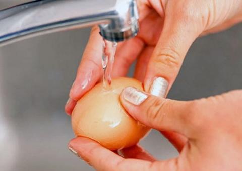 Por que você não deve lavar os ovos antes de cozinhá-los