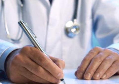 Trabalhador que entregou atestado e postou foto na praia é multado em R$ 500