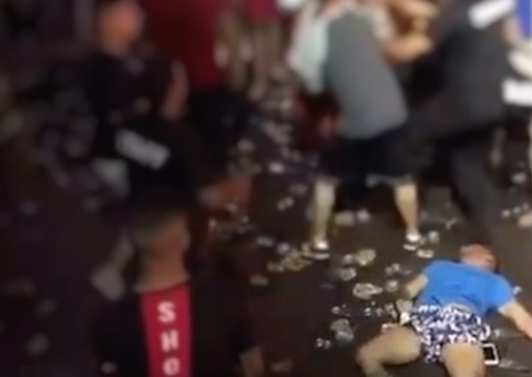 Estudante de medicina é espancado por grupo em banda de carnaval; confira vídeo