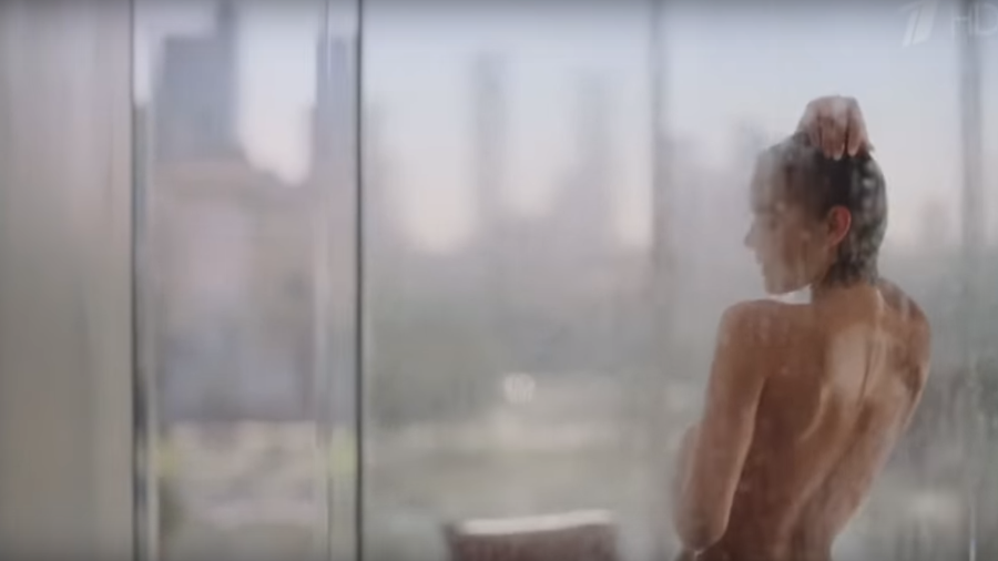 Em vídeo, Bruna Marquezine aparece nua durante banho 