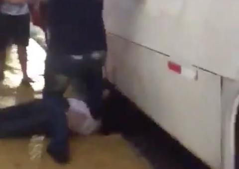 Vídeo mostra suspeito de assalto sendo linchado por passageiros de ônibus em Manaus