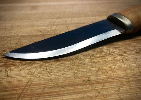 Transtornado, homem invade casa e esfaqueia adolescente em Manaus