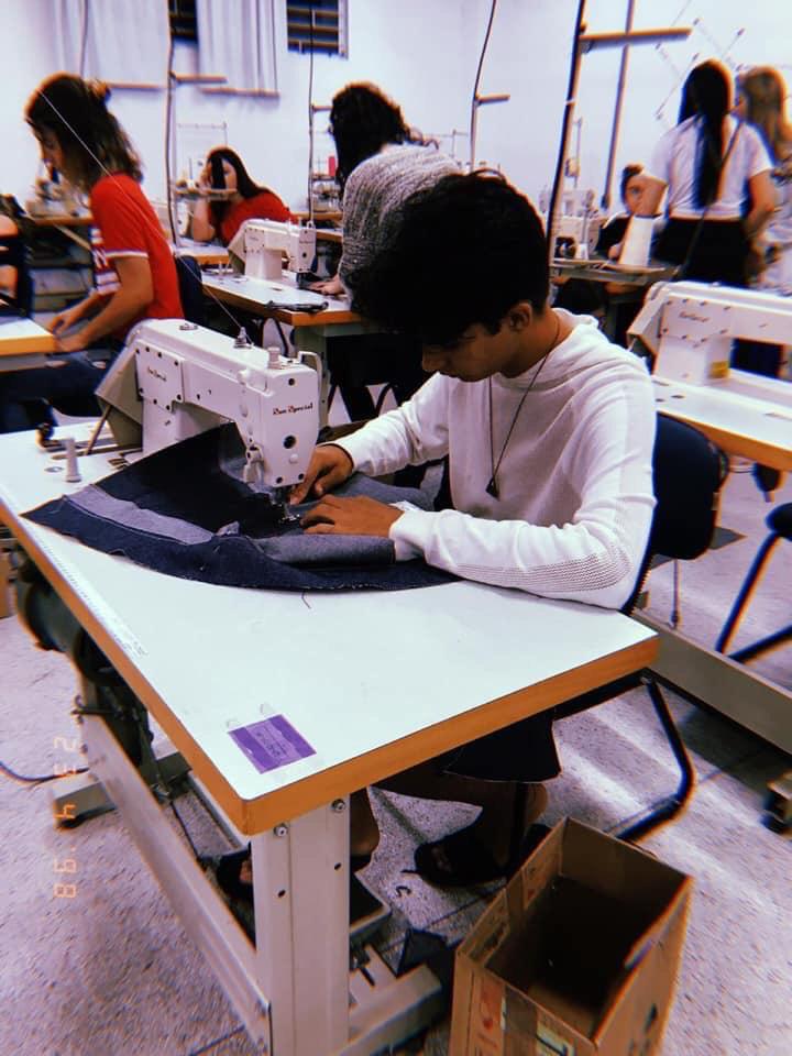 Estudante cria coleção de fantasias para crianças com autismo